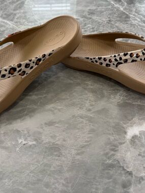 Oofos Oolala Limited Sandals Womens 10 Tan Leopard Floral Flip Flop Comfort